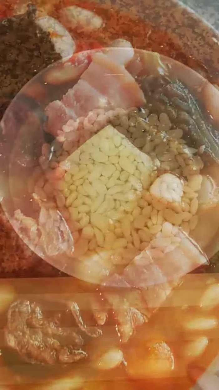 Poner las alubias en remojo durante 12 horas. Escurrirlas y ponerlas en una cazuela.