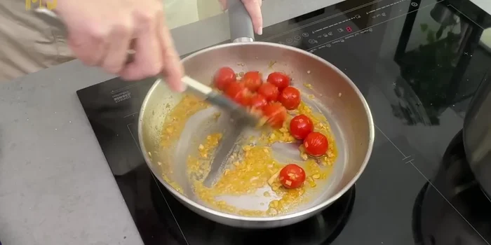 Añadir el tomate concentrado y mezclar.