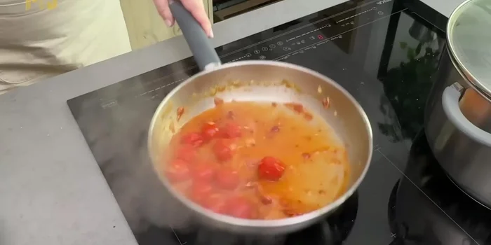 Agregar el caldo de pollo, dejar hervir, triturar y volver a echar a la sartén.