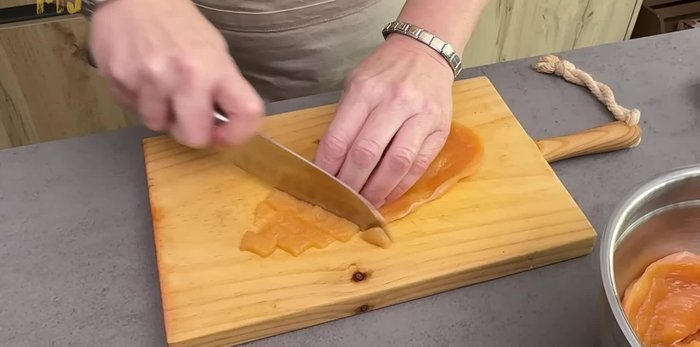 Cortar la pechuga de pollo en tiras. Salpimentar al gusto.