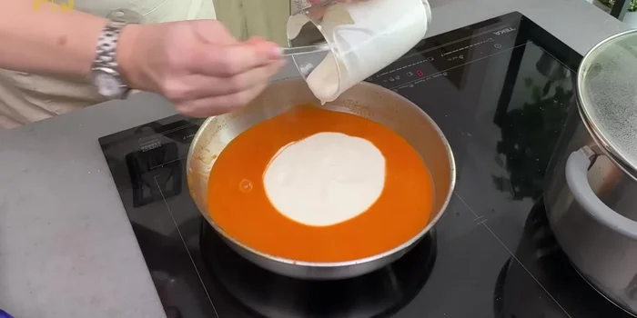 Incorporar la nata para cocinar y dejar cocinar 5 minutos.