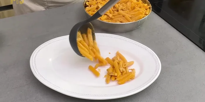 Servir en una fuente, espolvorear con queso parmesano y albahaca fresca.