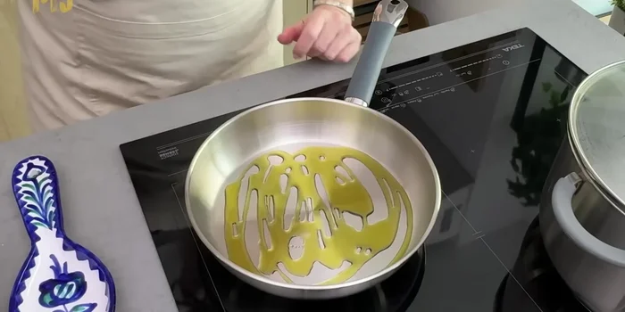 En una sartén con aceite de oliva, dorar el ajo picado.