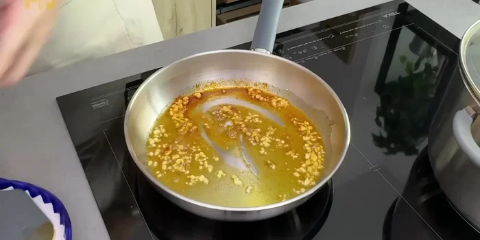 Incorporar el pollo a la sartén y cocinar.