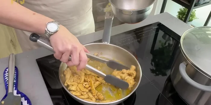Una vez cocinado el pollo, retirarlo de la sartén.