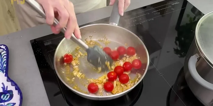 Agregar los tomates cherry y cocinar 10 minutos, removiendo.