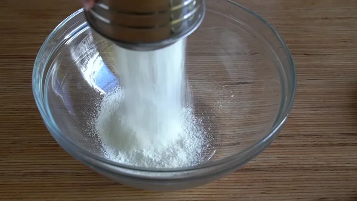 Tamizar 300 g de harina. Si no tienes tamiz, pásala por un colador para airearla.