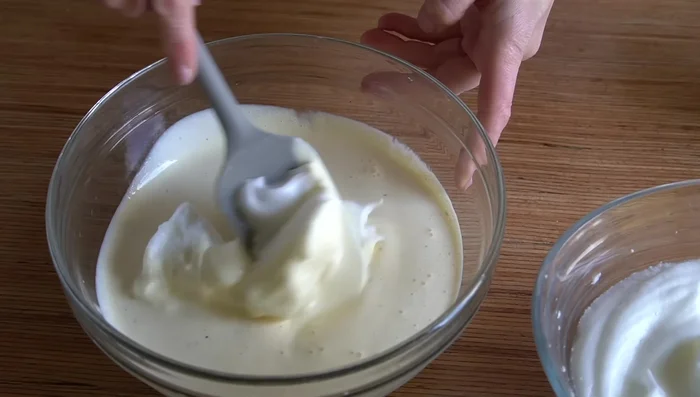 Integrar las claras a la mezcla de queso poco a poco, con movimientos envolventes.