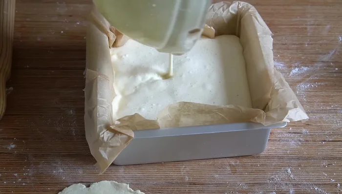 Verter el relleno sobre la masa.