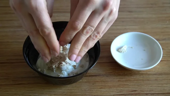 En un tazón, mezclar 150 g de yogur griego con 8 g de levadura fresca (o 3 g de levadura seca).