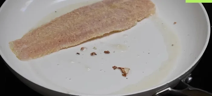 Cocinar los filetes de pescado en la misma sartén a fuego medio durante 5-6 minutos por cada lado, sin voltearlos con mucha frecuencia para evitar que se desbaraten.