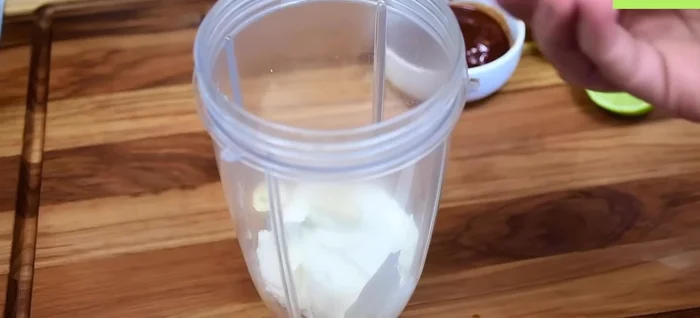 Para la salsa: Licuar 2 cucharadas de crema de leche, 2 dientes de ajo, 1/5 de cebolla, 1 chile chipotle, 1 cucharadita de salsa de chipotle, el jugo de 1/2 limón y cilantro fresco.