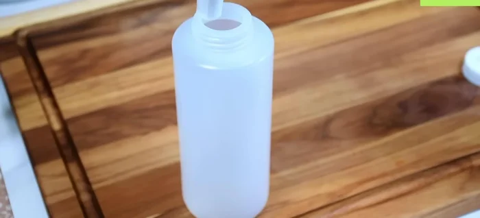 Reservar la salsa en un recipiente.