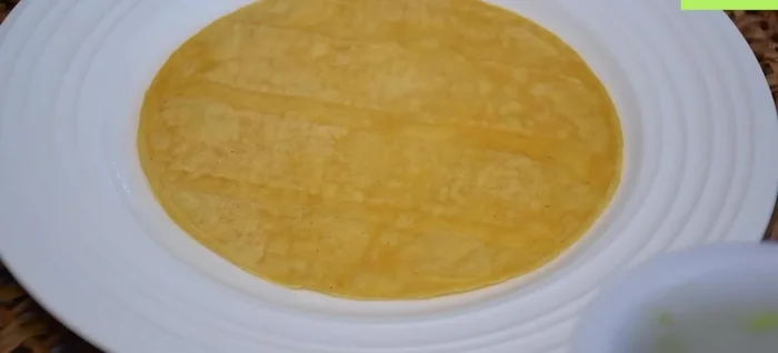 Servir el filete de pescado sobre una tortilla de maíz, con aguacate machacado, cebolla, limón y más salsa al gusto.