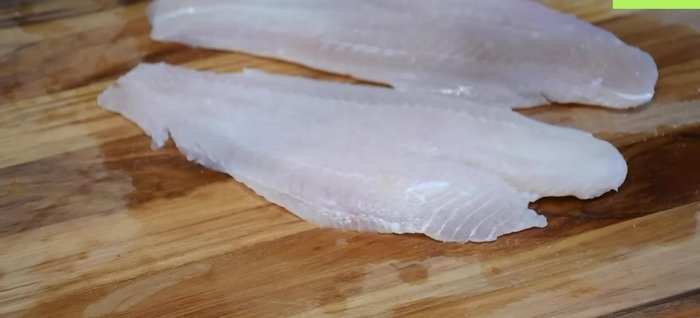 Marinar los filetes de pescado con 1/4 cucharadita de sal, pimienta negra molida al gusto y 1 cucharadita de mostaza. Repetir el proceso en ambos lados.