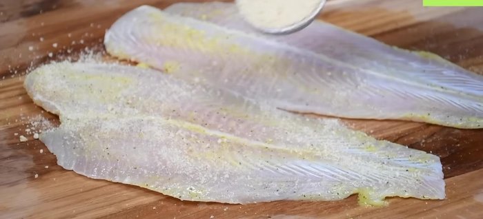 Espolvorear 1 cucharada de pan molido por cada lado de los filetes de pescado.
