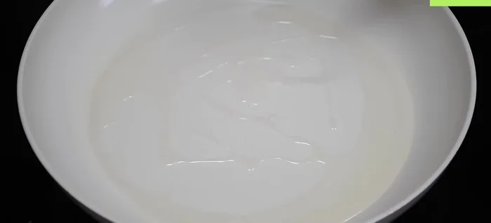 Sofreír la cebolla en una sartén con 1 cucharada de aceite hasta que esté dorada y crujiente.