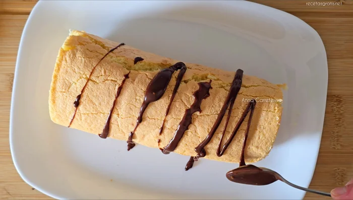 Derrite chocolate para decorar (opcional).
