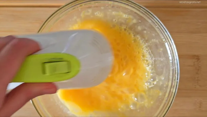 Bate 4 huevos grandes con una pizca de sal y 120g de azúcar durante 2 minutos.