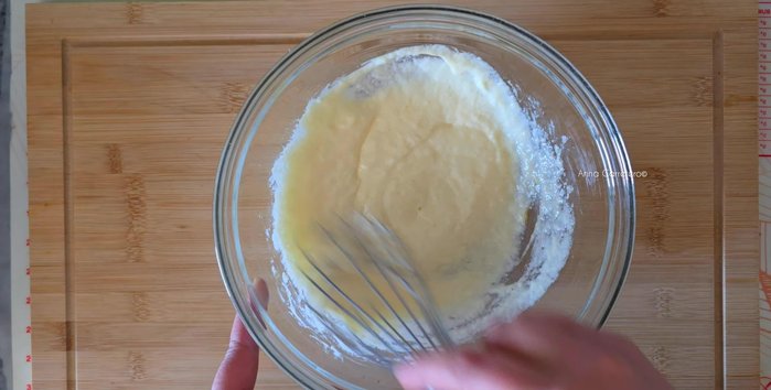 En un recipiente, mezclar el yogur, el huevo, el azúcar, la harina y el polvo de hornear.