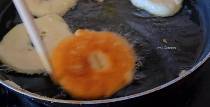 Freír las rodajas de manzana en aceite caliente.