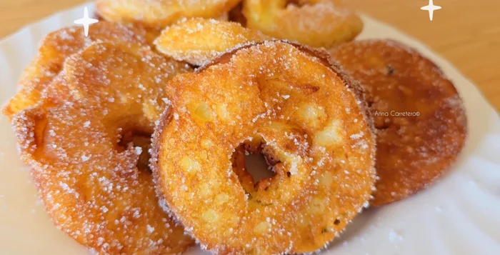 Una vez fritas, pasarlas por azúcar.