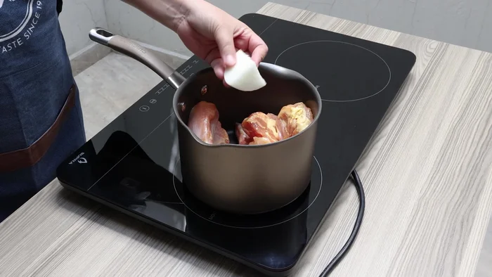 En una olla, agregar ocho piezas de pollo (piernas y muslos), un cuarto de cebolla, dos hojas de laurel, un diente de ajo sin cáscara y sal. Agregar suficiente agua, tapar y dejar cocer a fuego medio por 20-25 minutos.
