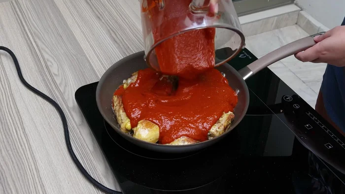 Vaciar el adobo de chiles licuado sobre el pollo dorado. Incorporar y dejar guisar por 15 minutos.