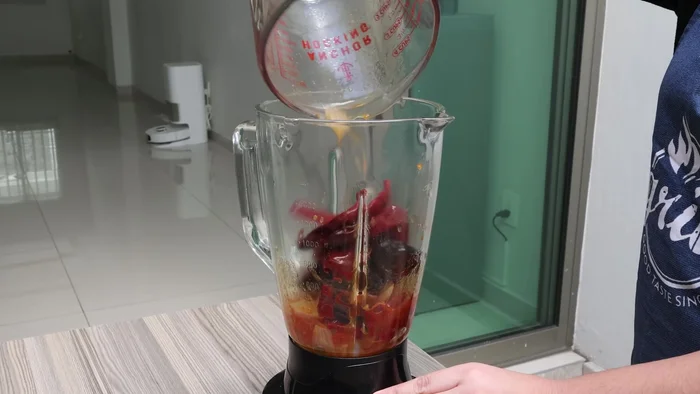 Vaciar todo lo cocido (chiles y verduras) en la licuadora junto con el agua. Agregar un trozo pequeño de canela, 10 pimientas negras, 2 clavos de olor, una pizca de comino, sal, media taza de jugo de naranja y un chorrito de vinagre blanco.