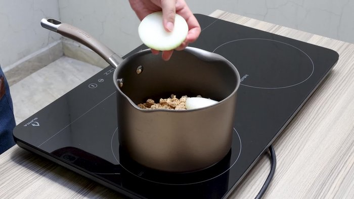 En una olla, agrega 4 tazas de soya, 2 rodajas de cebolla, 1 diente de ajo sin cáscara, 1 hoja de laurel y una cucharadita de sal. Cubre con agua, tapa y cocina a fuego alto durante 10 minutos (11.719).