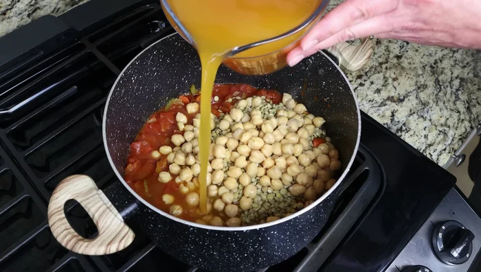Agregar caldo de verduras (o agua/caldo de pollo/res). Mezclar y llevar a ebullición.