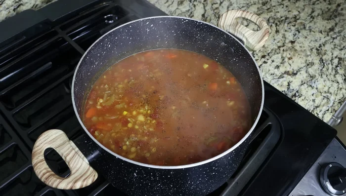 Sazonar con sal, pimienta y jugo de limón. Mezclar bien.