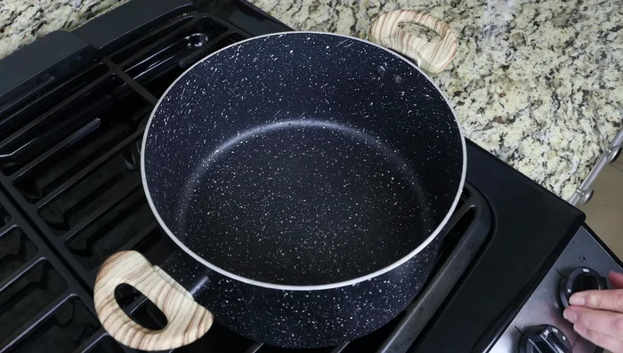 Calentar una olla a fuego medio y agregar aceite de oliva.