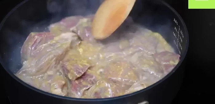 Sellar la carne en una sartén con aceite a fuego medio-alto hasta que suelte agua (127.88s).