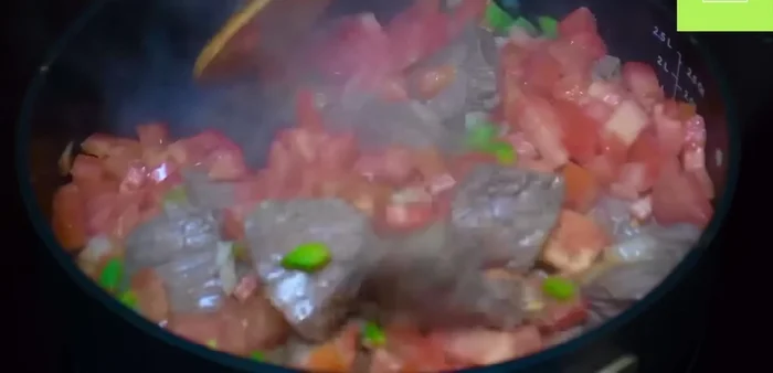 Agregar los tomates picados, mezclar y tapar. Cocinar a fuego medio por 30 minutos (218.84s).