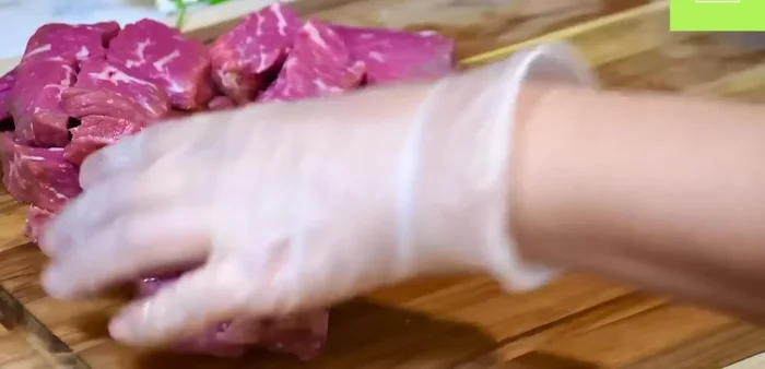 Cortar la carne de res en cuadros grandes (17s).
