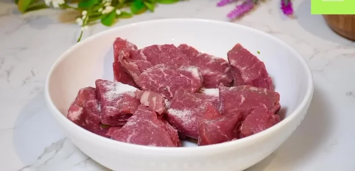 Marinar la carne con sal, pimienta, comino, ajo rallado (o en polvo), salsa inglesa, mostaza, jugo de limón (o vinagre) y soda negra (38.399s).