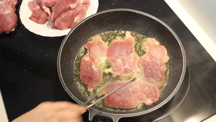 Freír las chuletas con un poco de sal en una sartén con aceite hasta dorar por ambos lados. Retirar y reservar.