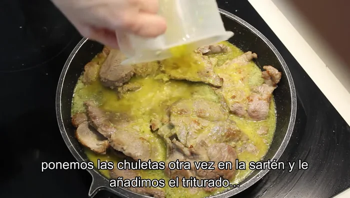 Volver a poner las chuletas en la sartén. Agregar la mezcla de la batidora y el resto del caldo de carne o agua hasta cubrir las chuletas.