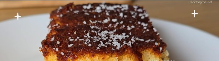 Mezcla los huevos, la ralladura de naranja, el azúcar, el zumo de naranja, la nata, el coco rallado, el polvo de hornear y la miel.