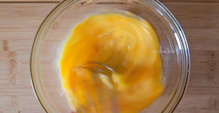 Mezcla los 6 huevos grandes, 130 g de azúcar, 350 ml de leche, 400 g de leche de coco y 50 g de coco rallado.