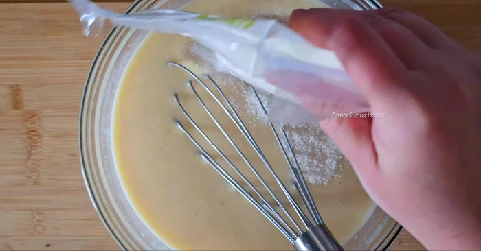 Prepara el caramelo líquido en el molde.