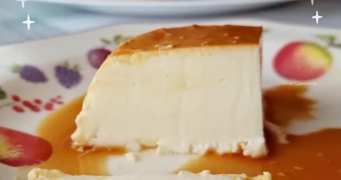 Prepara el flan de yogur: Mezcla la leche condensada, los yogures y la esencia de vainilla.