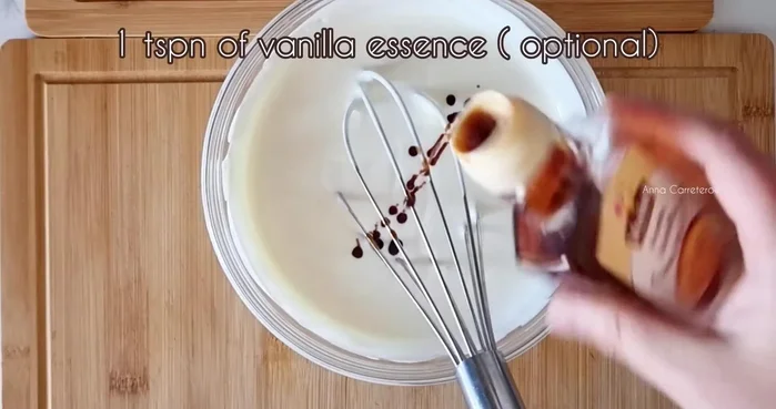 Precalienta el horno a 180°C. Vierte la mezcla en un molde con caramelo líquido.