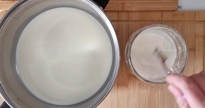 Prepara el flan de galletas: Mezcla la leche (menos una taza), la cuajada, el queso crema, la esencia de vainilla, el azúcar y la crema de galletas Lotus.