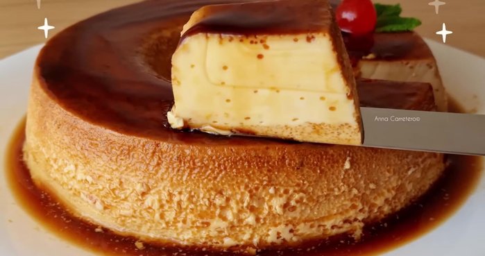 Prepara el flan de dulce de leche: Mezcla la leche, el dulce de leche y los huevos.