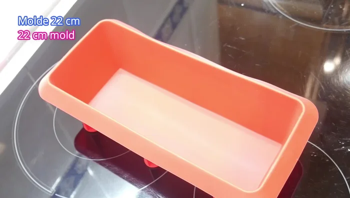 Retirar del fuego y verter la crema en un molde de silicona de 22 cm (o el molde que prefieras).