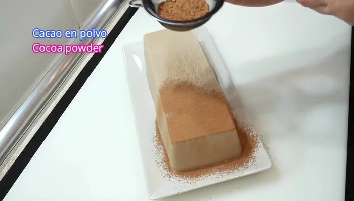 Espolvorear cacao en polvo 100% sin azúcar por encima.
