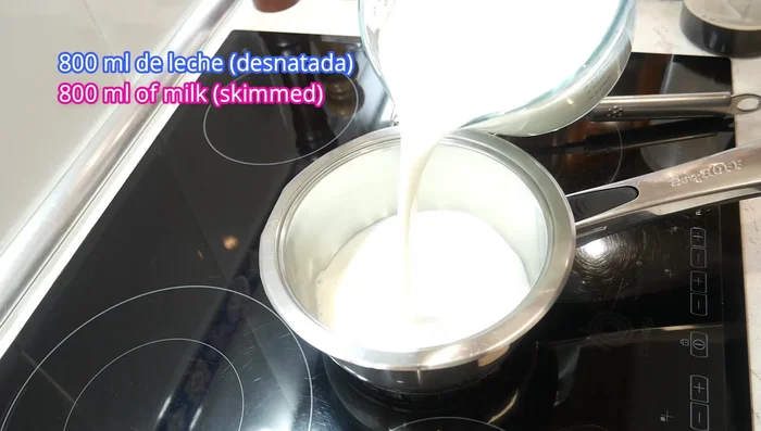 Añadir 800 ml de leche desnatada (o vegetal) a un cazo.