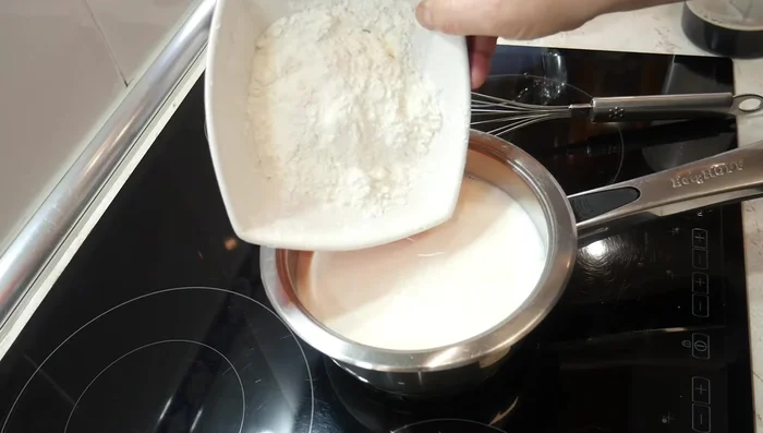 Incorporar 70 g de edulcorante (o azúcar) y 100 g de maicena. Mezclar bien hasta disolver la maicena completamente.